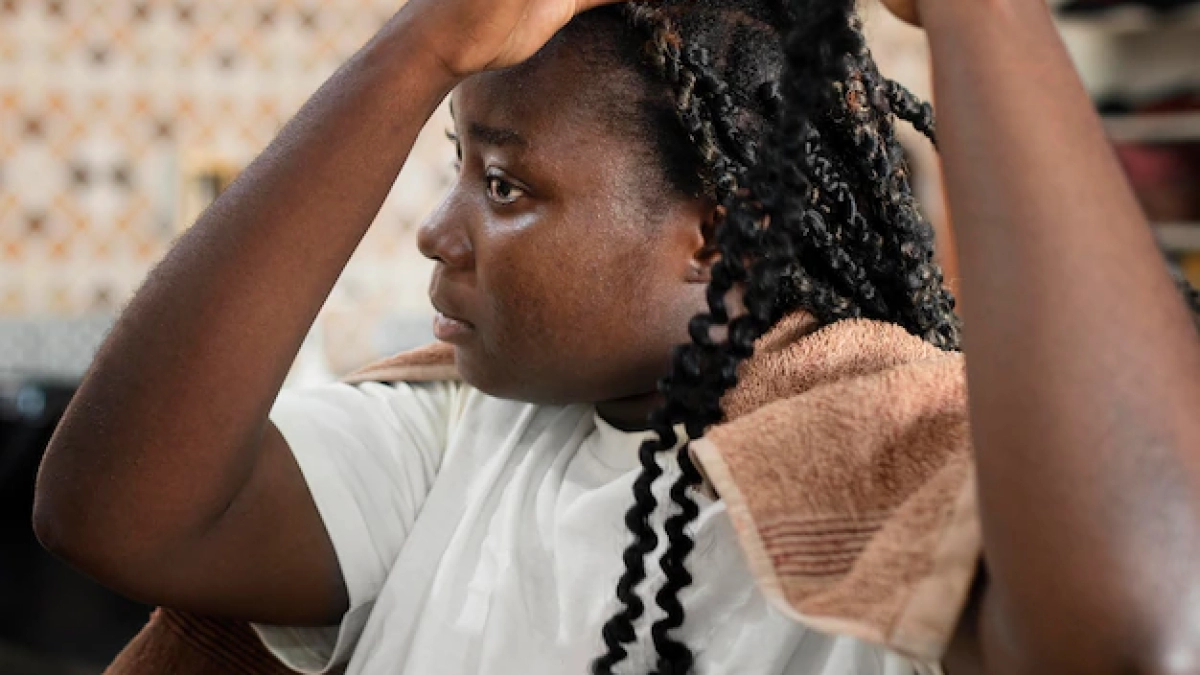 young-woman-getting-her-hair-done-kamdem-braidings